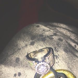 I am selling a woman’s silver ring size 6 or 7